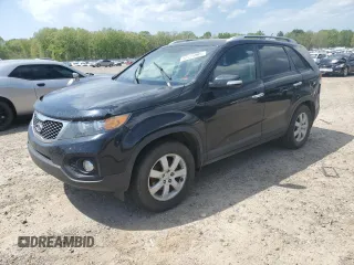 2013 Kia Sorento LX z VIN 5XYKT4A6XDG364050, wystawiony jako Copart lot #52725905 z przebiegiem 166 866 mil mil oraz Szkoda całkowita • Salvage title. Historia ofert i sprzedaży dostępna na DreamBid. Obrazek 1.
