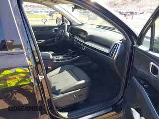 2024 Kia Sorento X-Line SX Prestige z VIN 5XYRKDJF7RG300590, wystawiony jako IAAI lot #42118514 z przebiegiem 4 498 mil mil oraz . Historia ofert i sprzedaży dostępna na DreamBid. Obrazek 5.