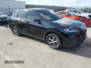 2024 Honda HR-V EX-L z VIN 3CZRZ1H7XRM736789, wystawiony jako IAAI lot #41934334 z przebiegiem 26 084 mil mil oraz . Historia ofert i sprzedaży dostępna na DreamBid. Obrazek 1.