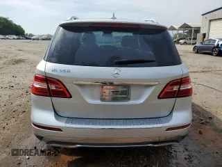2013 Mercedes-Benz M 350 z VIN 4JGDA5JB5DA134624, wystawiony jako Copart lot #55031775 z przebiegiem 123 061 mil mil oraz Szkoda całkowita • Salvage title. Historia ofert i sprzedaży dostępna na DreamBid. Obrazek 6.
