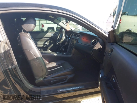 2013 Ford Mustang GT z VIN 1ZVBP8CF2D5284157, wystawiony jako IAAI lot #42050829 z przebiegiem 147 221 mil mil oraz . Historia ofert i sprzedaży dostępna na DreamBid. Obrazek 5.
