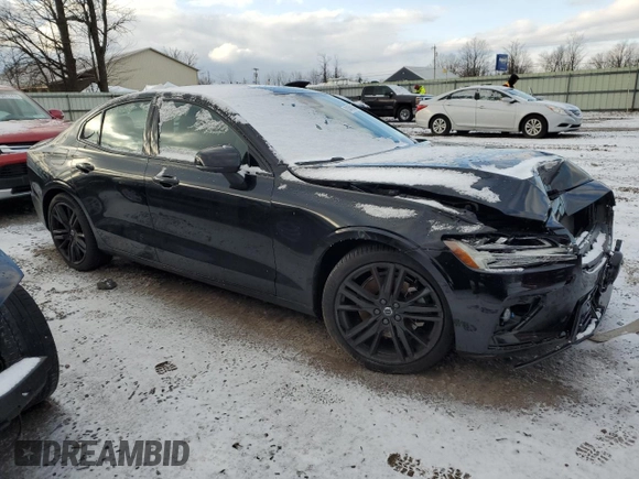 2024 Volvo S60 Plus Black Edition z VIN 7JRL12TH6RG305757, wystawiony jako Copart lot #83454534 z przebiegiem 5036 mil mil oraz Szkody całkowita. Historia ofert i sprzedaży dostępna na DreamBid. Obrazek 4.
