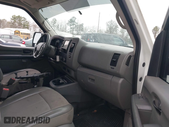 2020 Nissan NV Cargo SV z VIN 1N6BF0KM5LN809313, wystawiony jako IAAI lot #41863076 z przebiegiem 127 505 mil mil oraz . Historia ofert i sprzedaży dostępna na DreamBid. Obrazek 5.