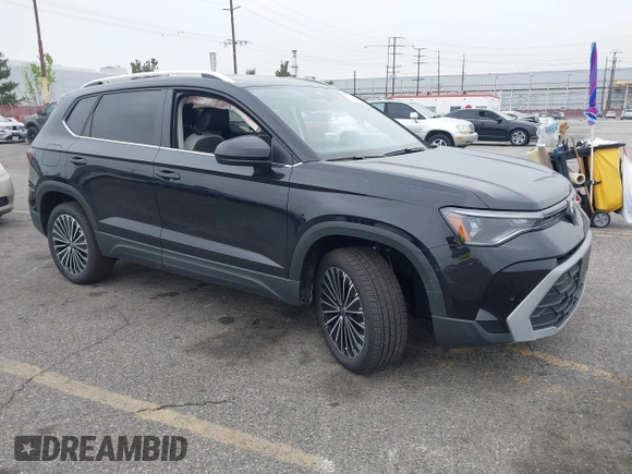 2025 Volkswagen Taos z VIN 3VVSC7B22SM011056, wystawiony jako IAAI lot #41889662 z przebiegiem 75 mil mil oraz . Historia ofert i sprzedaży dostępna na DreamBid. Obrazek 1.