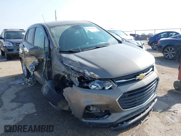 2020 Chevrolet Trax LS z VIN KL7CJKSB4LB334834, wystawiony jako IAAI lot #42332641 z przebiegiem 57 195 mil mil oraz . Historia ofert i sprzedaży dostępna na DreamBid. Obrazek 1.