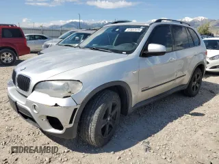 2013 BMW X5 xDrive35i z VIN 5UXZV4C50D0E05712, wystawiony jako Copart lot #57557575 z przebiegiem 118 243 mil mil oraz Szkoda całkowita • Salvage title. Historia ofert i sprzedaży dostępna na DreamBid. Obrazek 1.