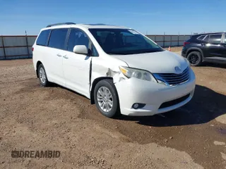 2017 Toyota Sienna XLE Auto Access Seat with VIN 5TDYZ3DC2HS806686, listed as a IAAI auction lot 41877474 with 72,011 mi miles. Bid and sale history available at carsss.com. Image 1.