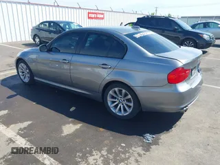 2011 BMW 3 Series 328i xDrive z VIN WBAPK5G52BNN81964, wystawiony jako IAAI lot #42206128 z przebiegiem 118 752 mil mil oraz . Historia ofert i sprzedaży dostępna na DreamBid. Obrazek 3.