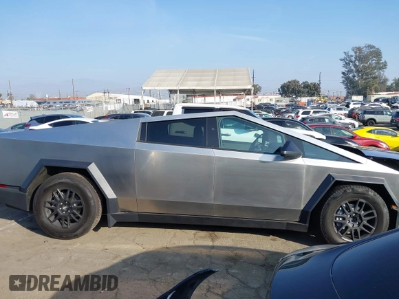 2024 Tesla Cybertruck с VIN 7G2CEHEDXRA050258, выставлен на аукционе IAAI как лот 41200586 с пробегом 495 миль миль и . История ставок и продаж доступна на DreamBid. Изображение 13.