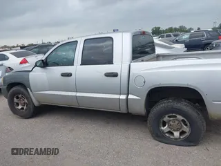 2005 Dodge Dakota ST z VIN 1D7HE28K75S308645, wystawiony jako IAAI lot #41931890 z przebiegiem 338 615 mil mil oraz . Historia ofert i sprzedaży dostępna na DreamBid. Obrazek 14.