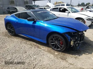 2023 Nissan Z Performance z VIN JN1BZ4BH4PM312028, wystawiony jako Copart lot #69381994 z przebiegiem 7788 mil mil oraz Szkody całkowita. Historia ofert i sprzedaży dostępna na DreamBid. Obrazek 4.