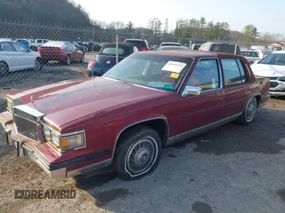 1985 Cadillac Fleetwood z VIN 1G6CB6980F4391206, wystawiony jako IAAI lot #40858339 z przebiegiem 80 251 mil mil oraz . Historia ofert i sprzedaży dostępna na DreamBid. Obrazek 2.