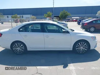 2015 Volkswagen Jetta SE z VIN 3VWD17AJ8FM427248, wystawiony jako IAAI lot #41982151 z przebiegiem 56 526 mil mil oraz . Historia ofert i sprzedaży dostępna na DreamBid. Obrazek 13.