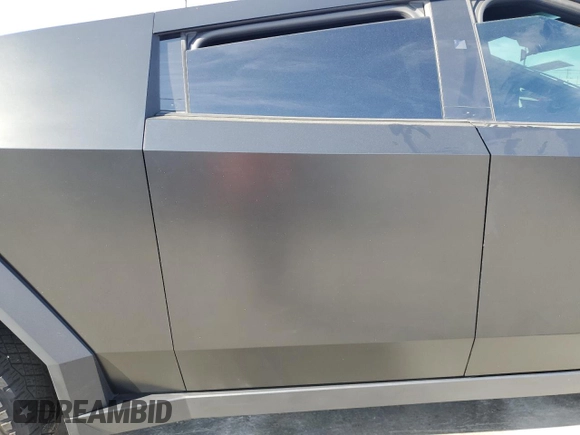 2024 Tesla Cybertruck z VIN 7G2CEHED1RA050360, wystawiony jako Copart lot #50245885 z przebiegiem Nie podano mil oraz Szkoda całkowita • Salvage title. Historia ofert i sprzedaży dostępna na DreamBid. Obrazek 11.