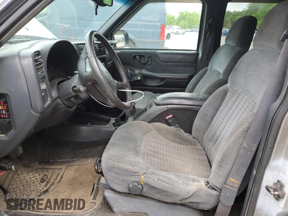 1998 Chevrolet Blazer LS z VIN 1GNDT13W6W2283281, wystawiony jako Copart lot #56874835 z przebiegiem 277 237 mil mil oraz Szkoda całkowita • Salvage title. Historia ofert i sprzedaży dostępna na DreamBid. Obrazek 7.