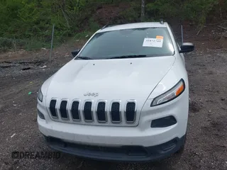 2017 Jeep Cherokee Altitude z VIN 1C4PJLAS8HW663337, wystawiony jako IAAI lot #41872749 z przebiegiem 188 153 mil mil oraz . Historia ofert i sprzedaży dostępna na DreamBid. Obrazek 12.