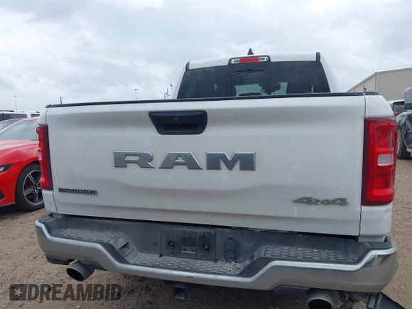 2025 Ram 1500 Big Horn z VIN 1C6SRFFPXSN581512, wystawiony jako IAAI lot #42158063 z przebiegiem 35 469 mil mil oraz . Historia ofert i sprzedaży dostępna na DreamBid. Obrazek 16.