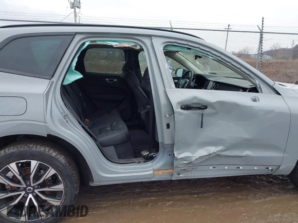 2024 Volvo XC60 Plus Dark Theme z VIN YV4L12RL3R1757157, wystawiony jako IAAI lot #41732352 z przebiegiem 11 056 mil mil oraz . Historia ofert i sprzedaży dostępna na DreamBid. Obrazek 6.