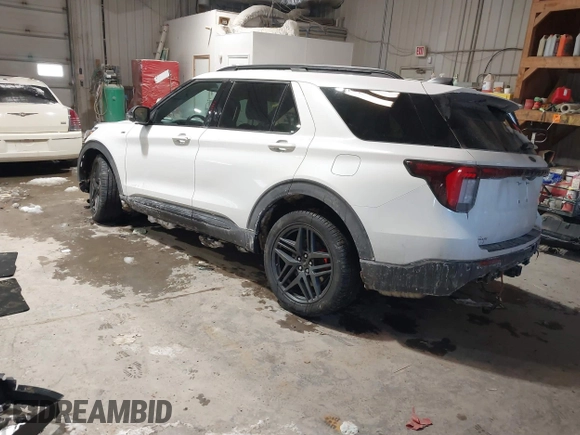 2025 Ford Explorer ST-Line z VIN 1FMUK8KH8SGA05191, wystawiony jako IAAI lot #41590538 z przebiegiem 8 793 mil mil oraz . Historia ofert i sprzedaży dostępna na DreamBid. Obrazek 3.
