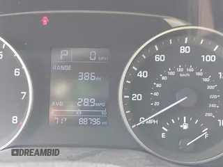 2017 Hyundai Elantra SE z VIN 5NPD84LFXHH191863, wystawiony jako IAAI lot #42272222 z przebiegiem 88 796 mil mil oraz . Historia ofert i sprzedaży dostępna na DreamBid. Obrazek 7.