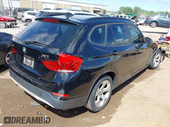 2013 BMW X1 28i z VIN WBAVM1C52DVW41549, wystawiony jako IAAI lot #42207042 z przebiegiem 74 689 mil mil oraz . Historia ofert i sprzedaży dostępna na DreamBid. Obrazek 4.