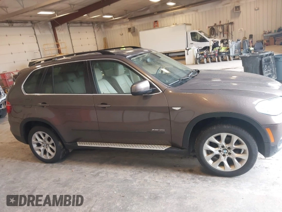 2013 BMW X5 xDrive35i z VIN 5UXZV4C54D0B21144, wystawiony jako IAAI lot #42304165 z przebiegiem 164 673 mil mil oraz . Historia ofert i sprzedaży dostępna na DreamBid. Obrazek 13.