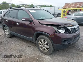 2012 Kia Sorento LX z VIN 5XYKTCA69CG227917, wystawiony jako IAAI lot #42223567 z przebiegiem 142 083 mil mil oraz . Historia ofert i sprzedaży dostępna na DreamBid. Obrazek 1.