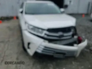2018 Toyota Highlander SE z VIN 5TDJZRFH6JS554573, wystawiony jako Copart lot #60682225 z przebiegiem 81 373 mil mil oraz Szkoda całkowita • Salvage title. Historia ofert i sprzedaży dostępna na DreamBid. Obrazek 15.