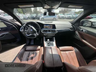 2021 BMW X6 xDrive40i z VIN 5UXCY6C02M9D88338, wystawiony jako Copart lot #50947775 z przebiegiem 116 477 mil mil oraz Czysty tytuł • Clean title. Historia ofert i sprzedaży dostępna na DreamBid. Obrazek 5.