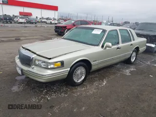 1997 Lincoln Town Car Signature z VIN 1LNLM82W8VY759792, wystawiony jako IAAI lot #41730026 z przebiegiem 60 198 mil mil oraz . Historia ofert i sprzedaży dostępna na DreamBid. Obrazek 2.