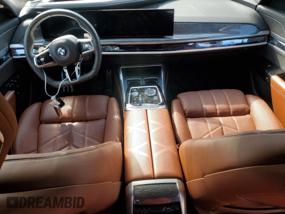 2023 BMW 7 Series 760i xDrive z VIN WBA33EJ02PCM26276, wystawiony jako Copart lot #50979415 z przebiegiem 25 648 mil mil oraz Szkoda całkowita • Salvage title. Historia ofert i sprzedaży dostępna na DreamBid. Obrazek 8.