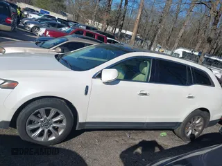 2014 Lincoln MKT EcoBoost z VIN 2LMHJ5ATXEBL53521, wystawiony jako IAAI lot #41581330 z przebiegiem 302 604 mil mil oraz . Historia ofert i sprzedaży dostępna na DreamBid. Obrazek 14.