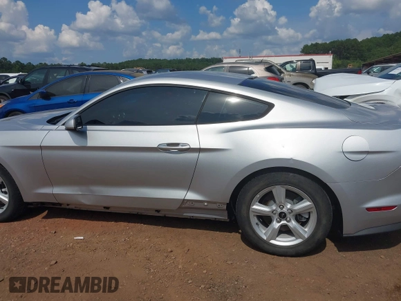 2018 Ford Mustang EcoBoost z VIN 1FA6P8TH6J5174509, wystawiony jako IAAI lot #42627744 z przebiegiem 83 093 mil mil oraz . Historia ofert i sprzedaży dostępna na DreamBid. Obrazek 14.