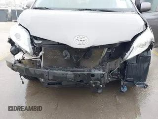 2017 Toyota Sienna XLE Auto Access Seat with VIN 5TDYZ3DC8HS776058, listed as a IAAI auction lot 41945909 with 138,899 mi miles. Bid and sale history available at carsss.com. Image 6.