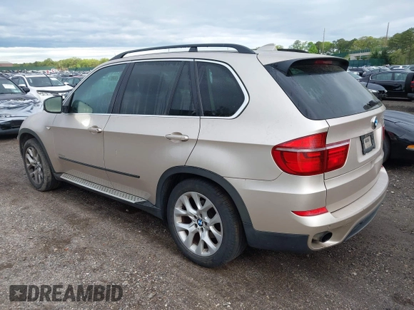 2013 BMW X5 xDrive35i z VIN 5UXZV4C58DL993516, wystawiony jako IAAI lot #42192619 z przebiegiem 153 840 mil mil oraz . Historia ofert i sprzedaży dostępna na DreamBid. Obrazek 3.