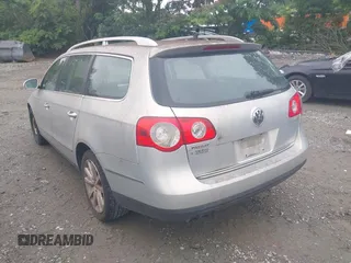 2010 Volkswagen Passat z VIN WVWXK9AN4AE106222, wystawiony jako IAAI lot #42361130 z przebiegiem 104 933 mil mil oraz . Historia ofert i sprzedaży dostępna na DreamBid. Obrazek 3.