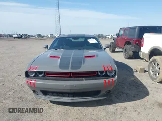 2017 Dodge Challenger SXT z VIN 2C3CDZAG6HH519129, wystawiony jako IAAI lot #41771993 z przebiegiem 56 676 mil mil oraz . Historia ofert i sprzedaży dostępna na DreamBid. Obrazek 12.