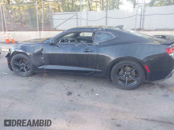 2018 Chevrolet Camaro 1LT z VIN 1G1FB1RX1J0110205, wystawiony jako IAAI lot #39373056 z przebiegiem 48 224 mil mil oraz . Historia ofert i sprzedaży dostępna na DreamBid. Obrazek 14.