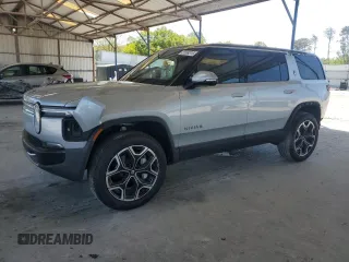 2025 Rivian R1S Adventure z VIN 7PDSGBBA9SN052652, wystawiony jako Copart lot #51659315 z przebiegiem 4012 mil mil oraz Szkody całkowita. Historia ofert i sprzedaży dostępna na DreamBid. Obrazek 1.