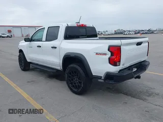 2024 Chevrolet Colorado 4WD Trail Boss z VIN 1GCPTEEK8R1242233, wystawiony jako IAAI lot #42364694 z przebiegiem 4 138 mil mil oraz . Historia ofert i sprzedaży dostępna na DreamBid. Obrazek 3.