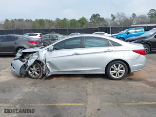 2013 Hyundai Sonata SE with VIN 5NPEC4AC0DH744204, listed as a IAAI auction lot 41791192 with 199,276 mi miles. Bid and sale history available at carsss.com. Image 14.