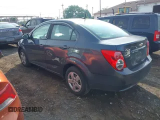2013 Chevrolet Sonic LS z VIN 1G1JA5SG4D4126703, wystawiony jako IAAI lot #42719108 z przebiegiem 158 750 mil mil oraz . Historia ofert i sprzedaży dostępna na DreamBid. Obrazek 3.