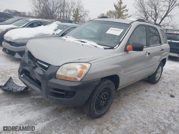 2007 Kia Sportage LX with VIN KNDJF724077301574, listed as a IAAI auction lot 41324962 with 229,597 mi miles. Bid and sale history available at carsss.com. Image 2.