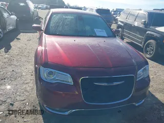 2016 Chrysler 300 Anniversary Edition z VIN 2C3CCAAG8GH224231, wystawiony jako IAAI lot #41100503 z przebiegiem 107 174 mil mil oraz . Historia ofert i sprzedaży dostępna na DreamBid. Obrazek 12.