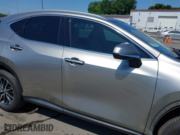 2025 Lexus NX 250 Premium z VIN 2T2GDCAZ1SC020537, wystawiony jako IAAI lot #42140775 z przebiegiem 2 349 mil mil oraz . Historia ofert i sprzedaży dostępna na DreamBid. Obrazek 14.