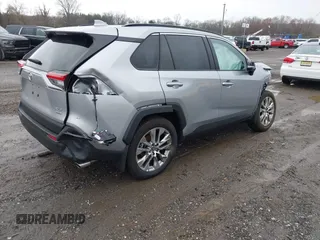 2025 Toyota RAV4 XLE Premium z VIN 2T3A1RFV6SC503413, wystawiony jako IAAI lot #41946001 z przebiegiem 831 mil mil oraz . Historia ofert i sprzedaży dostępna na DreamBid. Obrazek 4.