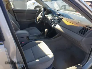 2002 Toyota Camry XLE z VIN 4T1BF30K82U506516, wystawiony jako IAAI lot #41278261 z przebiegiem 211 049 mil mil oraz . Historia ofert i sprzedaży dostępna na DreamBid. Obrazek 5.