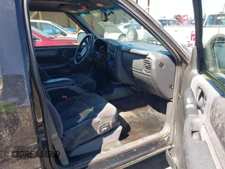 2000 Chevrolet Blazer LT z VIN 1GNDT13W0Y2353621, wystawiony jako IAAI lot #42053605 z przebiegiem 164 160 mil mil oraz . Historia ofert i sprzedaży dostępna na DreamBid. Obrazek 5.