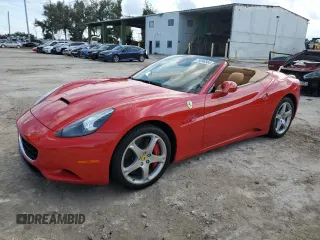 2010 Ferrari California z VIN ZFF65LJA1A0169614, wystawiony jako Copart lot #74346564 z przebiegiem Nie podano mil oraz Szkody całkowita. Historia ofert i sprzedaży dostępna na DreamBid. Obrazek 1.