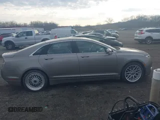 2015 Lincoln MKZ z VIN 3LN6L2J98FR620089, wystawiony jako IAAI lot #41805555 z przebiegiem Nie podano mil oraz . Historia ofert i sprzedaży dostępna na DreamBid. Obrazek 12.